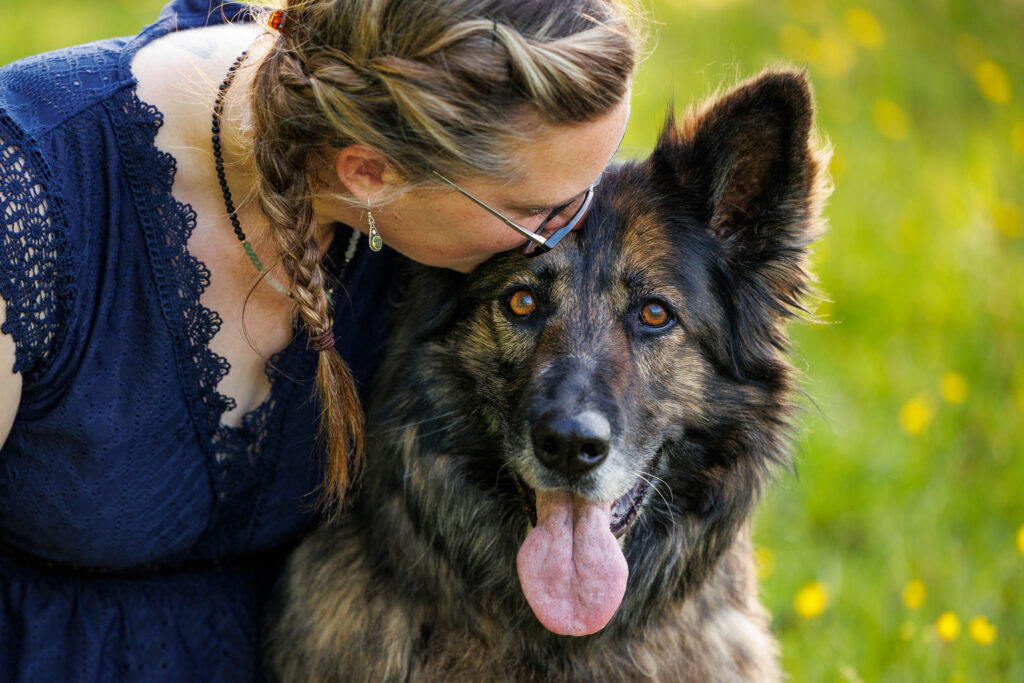 Femme qui fait un bisou à son chien pendant une séance photo
