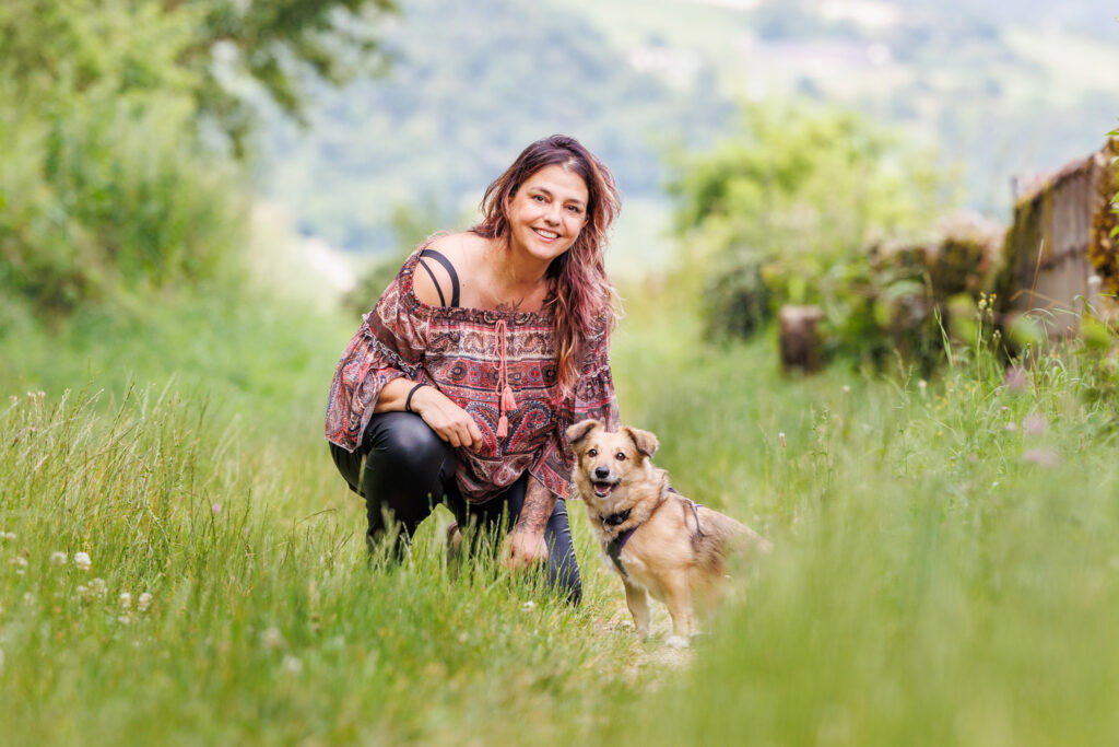 Une femme heureuse avec son animal de compagnie, pendant une séance photo de Sofia Rothen
